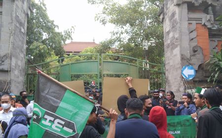 Massa HMI Demo di DPRD Bali, Bawa Poster ‘BBM Harga Elite, Rakyat Makin Sulit’