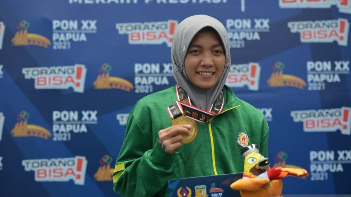 介绍阿丁达·拉拉萨蒂！东爪哇运动员谁赢得了最多的金牌在PON XX巴布亚，游泳与笔卡在手