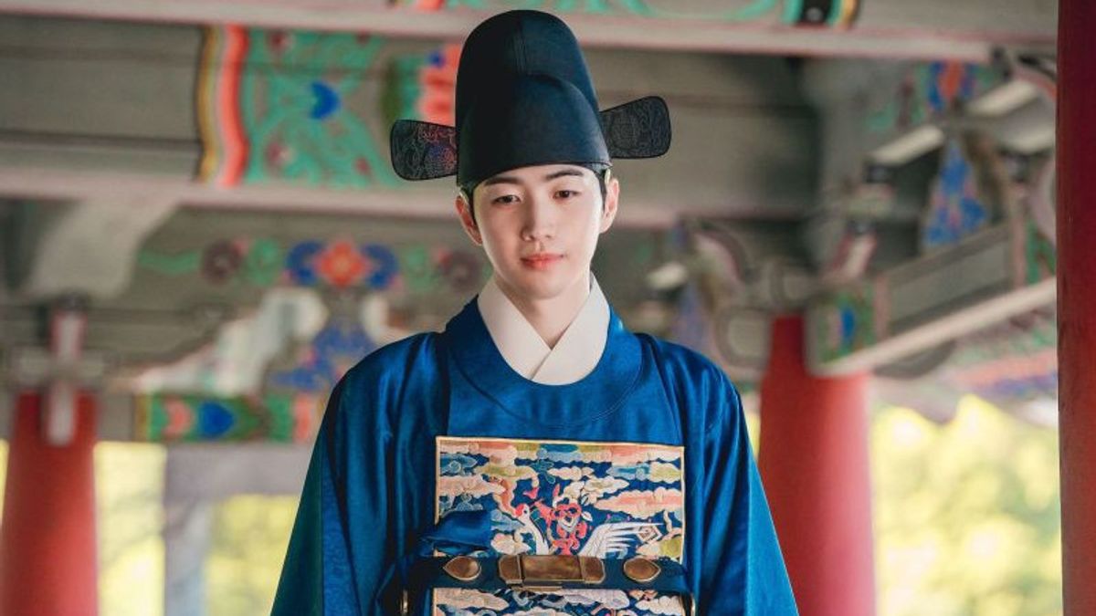 4 حقائق كانغ هون جعل مستخدمي الإنترنت تقع في الحب في الدراما الكورية الأكمام الحمراء