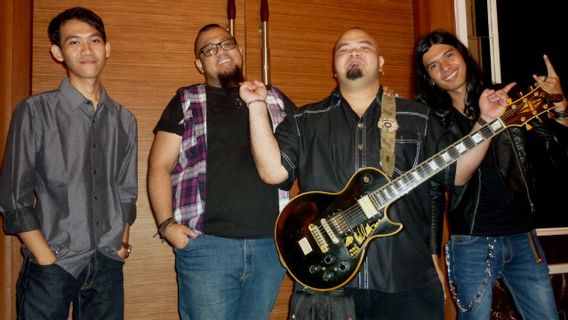 Mahir & The Alligators 'Memberontak' Lewat Lagu <i>Rock N' Roll Abiiiss!!!</i>