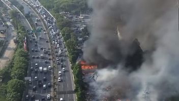 ペンジャリンガン・ヤクートの古物屋台が火事になった