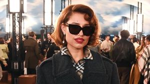 Raye Turun Tangan Beri Kompensasi untuk Penggemar yang Gagal Tonton Konsernya di Paris