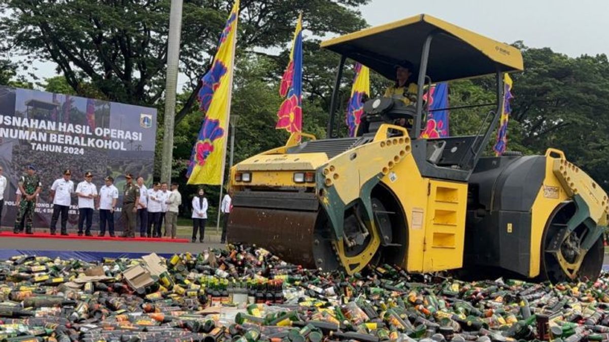 Thousands Of Bottles Of Alcohol Destroyed By Satpol PP At Monas Cross