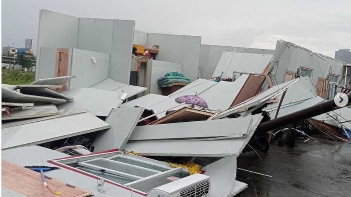 34 Bangunan Semi Permanen di Jelambar Rusak Tertiup Angin, Polisi: Bahannya Styrofoam Tanpa Pondasi