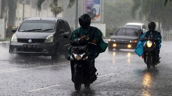 Waspada! Hujan Lebat Disertai Petir Berpotensi Guyur Aceh, Jateng hingga Bali