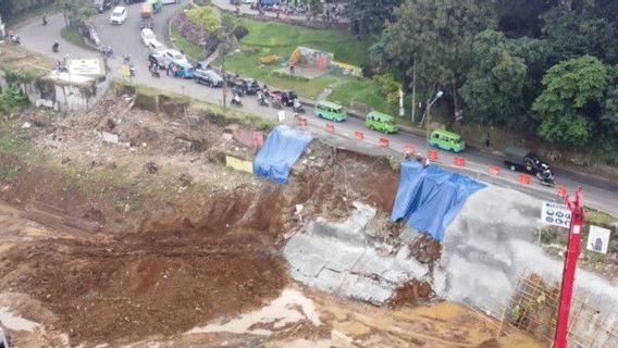 Erected by Rain, Cliffs on the Batutulis Bogor Access Road Landslide