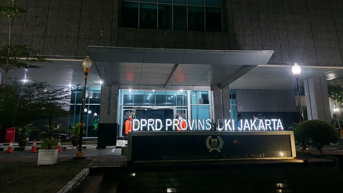 Sudah Berjam-jam KPK Masih Geledah Kantor DPRD DKI, Lampu Gedung Dimatikan