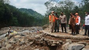 Bakal Bangun Jembatan Pengganti yang Hanyut, Plt Bupati Probolinggo Minta Penyebab Banjir Bandang Diselidiki 