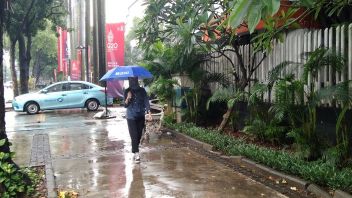 警报！BMKG宣布今天下午，雅加达南部和东部将经历伴有闪电的大雨