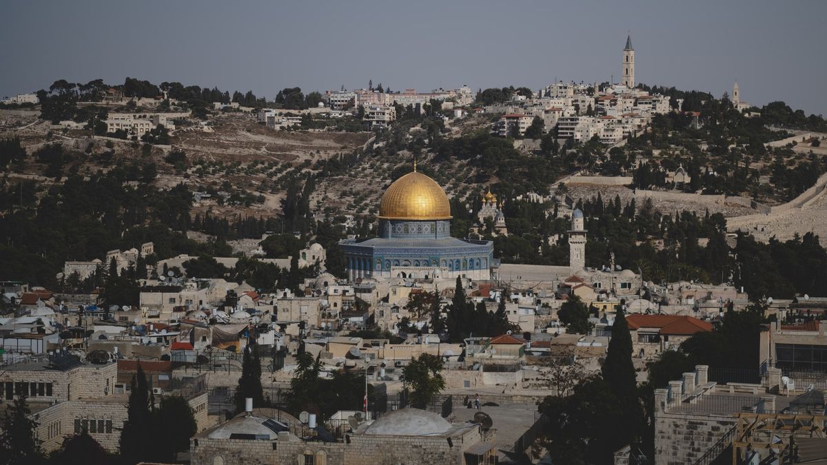 在警察的护送和保护下，80名以色列定居者闯入东耶路撒冷阿克萨清真寺大院