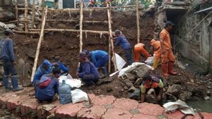 Tidak Kuat Tahan Beton, Turap di Bukit Duri Jaksel Longsor