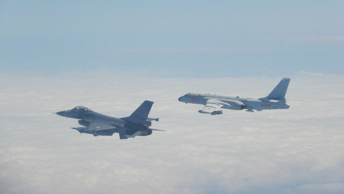 الصين تحذر من مهاجمة أي قوات أمريكية تدافع عن تايوان بإرسال 13 طائرة مقاتلة إلى ADIZ