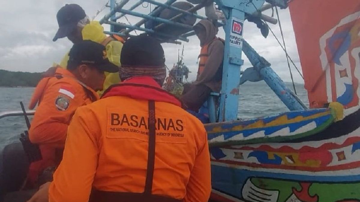6 Fishermen Whose Ships Died Engine In The Waters Of Pamujaan Banten Successfully Evacuated Basarnas