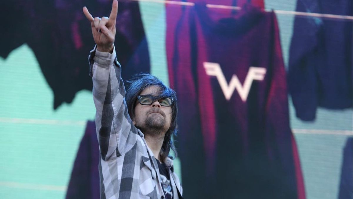  Rivers Cuomo Undang Tiktokers yang Mainkan Riff Buddy Holy Selama 3 Tahun ke Konser Weezer