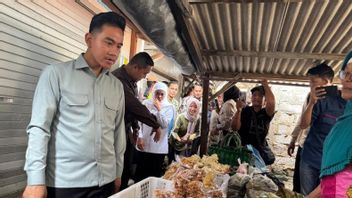 Gibran Checks the Market in Tuban to Ensure that the Supply of Basic Goods is Still Well-Maintained