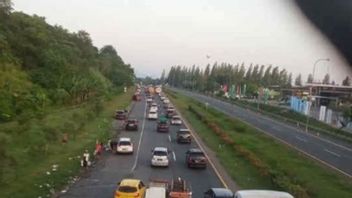 道路の肩に停止車両、チパリ有料道路のラリン流れが遅くなる