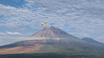 جبل سيمورو يمر بسبعة انفجارات، وأعلى الانفجارات تصل إلى 1.1 كيلومتر
