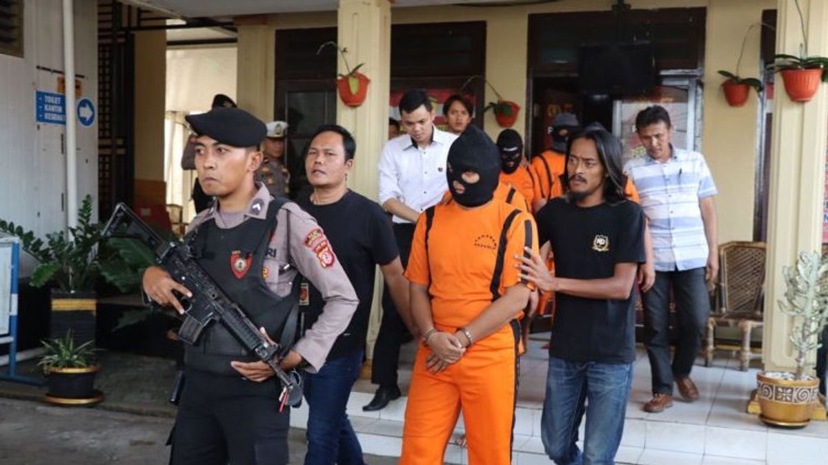 拥有假TNI KTA,Sukabumi的男子带走了数十辆租车。