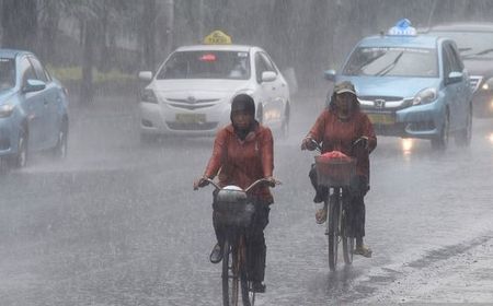 Cuaca Jumat 25 Oktober, Sebagian Jakarta Diguyur Hujan pada Malam Hari