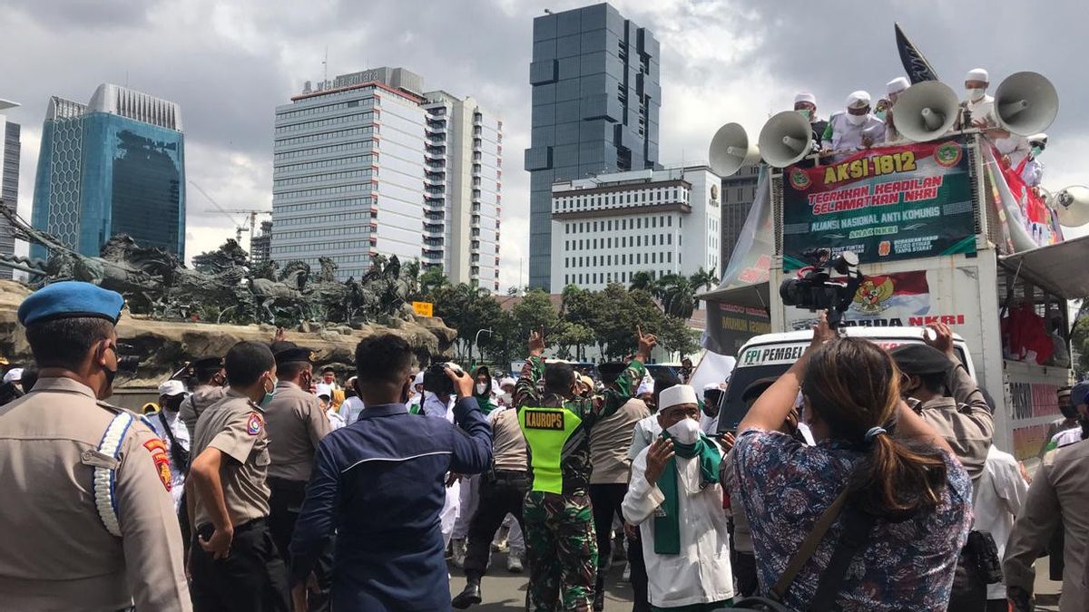 1812 Action To Free Rizieq Shihab, A Car Bearing The Words FPI Is Confiscated