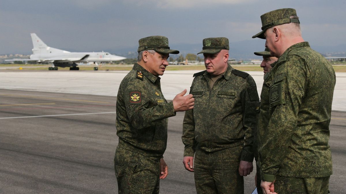 在前线参观他的部队：俄罗斯国防部长确保后勤供应，交出星星和奖章