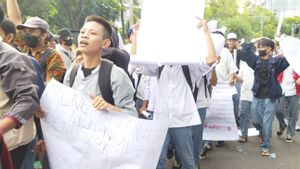 Aksi Demo di Depan KPU RI Diwarnai Intimidasi dan Pelemparan Botol