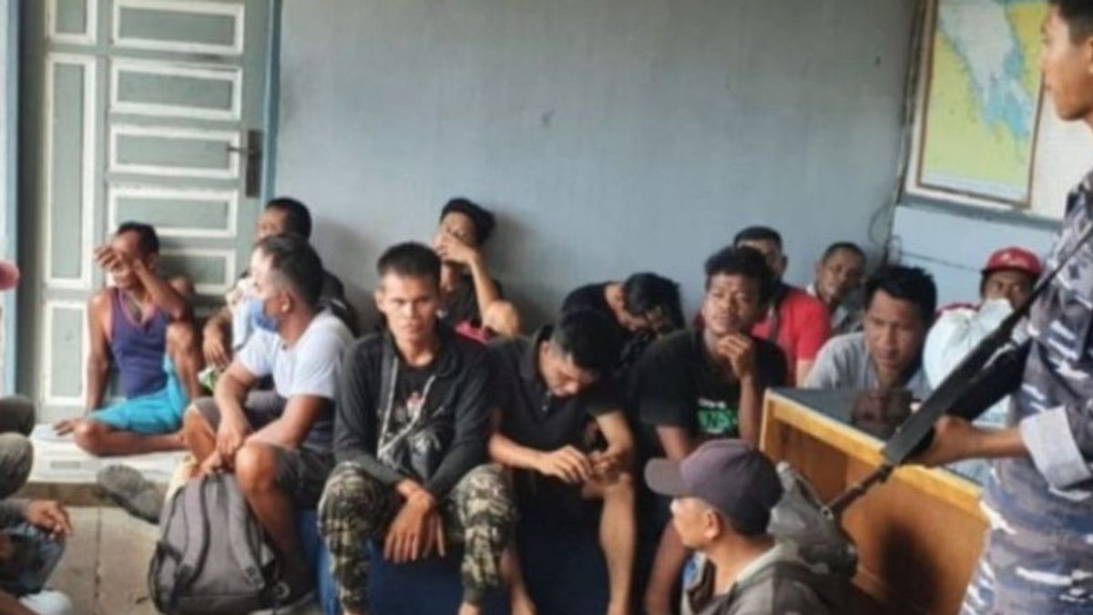 印度尼西亚海军在北苏门答腊丹绒巴莱从马来西亚获得非法PMI运输船