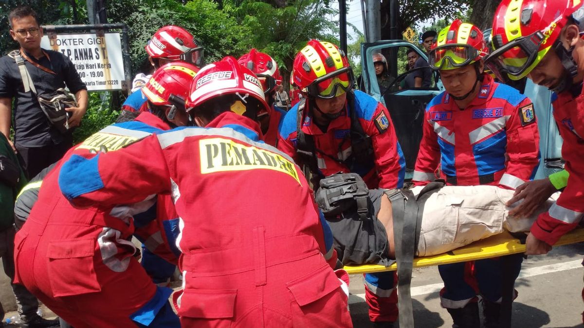 Empat Penumpang Terluka, Sopir Jaklingko yang Tabrak Pohon di Rawamangun Diduga Lelah