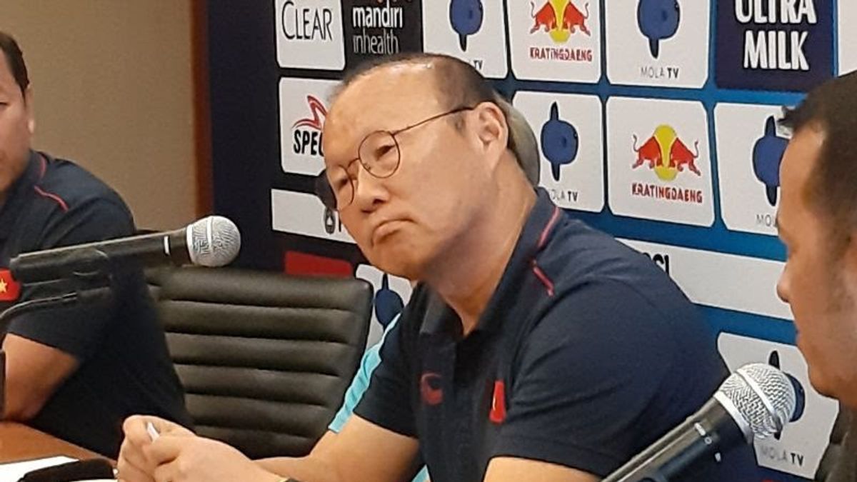 スパイを感じ、ベトナムの監督が2022 AFFカップ準決勝の興奮した記者会見セッションを行う