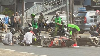 Oil Spill In Cipete Market, 40 Motorcycles Slipped
