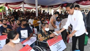 Jokowi Hands Over Direct Assistance To Merchants At The Alasa Nias Market, Afterward Wholesales Bananas And Chilies