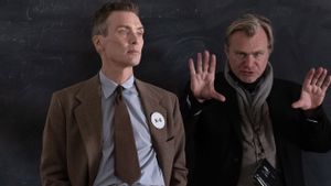 Menang Berkat Oppenheimer, Christopher Nolan Kenang Heath Ledger di Golden Globes