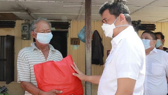 Naik Motor Bobby Nasution Datangi Rumah Warga Bagi-bagi Sembako, Anak Kecil Dapat Amplop