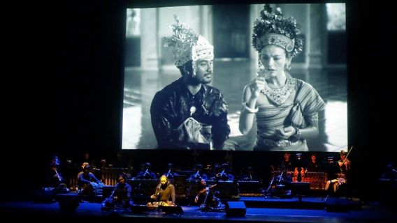 أداء الموسيقى السينمائية للأعمال غارين نوغروهو ، Samsara Cine-Concert مع عروض بالي التقليدية مع أبيك