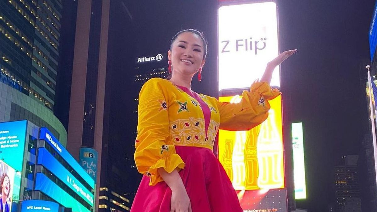 بعد BTS، فيتري كارلينا يصبح الفنان الآسيوي الثاني لتظهر في نيويورك تايمز سكوير