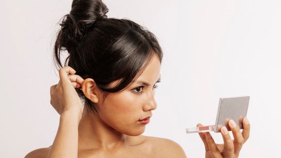 浮出水面,认识到耳朵填充剂的趋势,使脸看起来像脚。