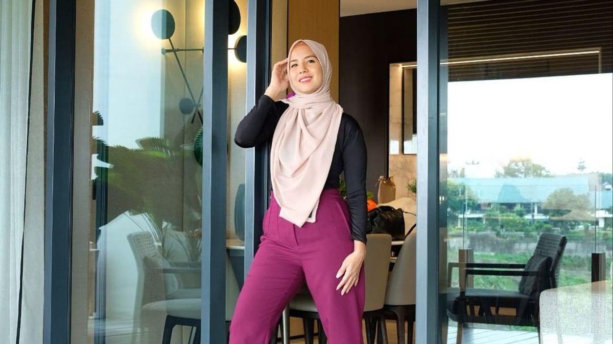 4 أنماط جديدة تيا Ariestya الحجاب، وجعل زوجها ابتسامة وحدها
