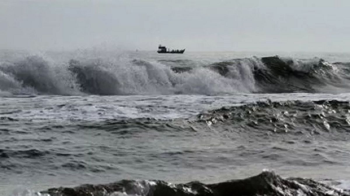 注意してください、6メートルまでの高波はインドネシアの海域で発生します