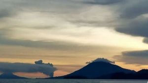 Gunung Anak Krakatau Erupsi 9 Kali hingga Malam Ini