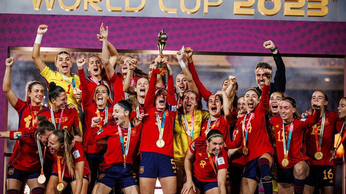 2023年女子ワールドカップ優勝メダル賞でのジェニファー・エルモソの唇へのキス、RFEF会長が防衛を提供