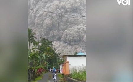 VIDEO: Detik-detik Gunung Semeru Erupsi, Warga Berhamburan ke Jalanan