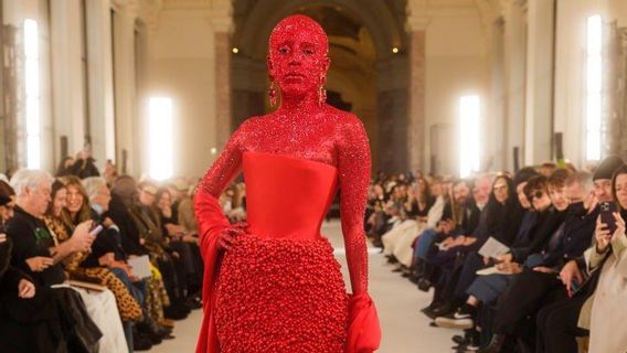 Glamor Attended Paris Fashion Week, Doja Cat Hiasi Head Up To Dada With 30 Thousand Swarovski Crystals