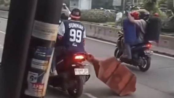 Viral Video Of Two Men 'Curi' Road Restrictions At Pasar Minggu, Police: Recording Video Lack Of Work