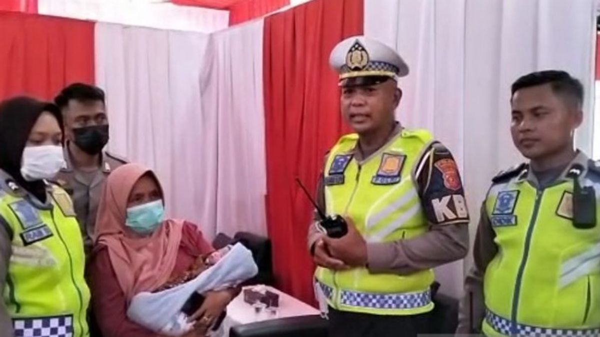 Terjebak Kemacetan, Wanita Hamil Tua Melahirkan di Pos Pengamanan Terpadu Exit Tol Parungkuda