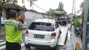 Ambulans Bawa 3 Pasien COVID-19 di Bali Diseruduk Mobil