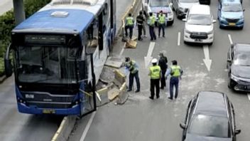 警方称Transjakarta司机因注意力不集中而撞上了道路分离器