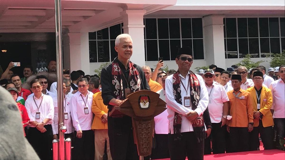 Tak Kompak Kenakan Warna Setelan Kemeja ke KPU, Ganjar Pranowo: Ini Hitam Putih Tak Pernah Abu-abu 