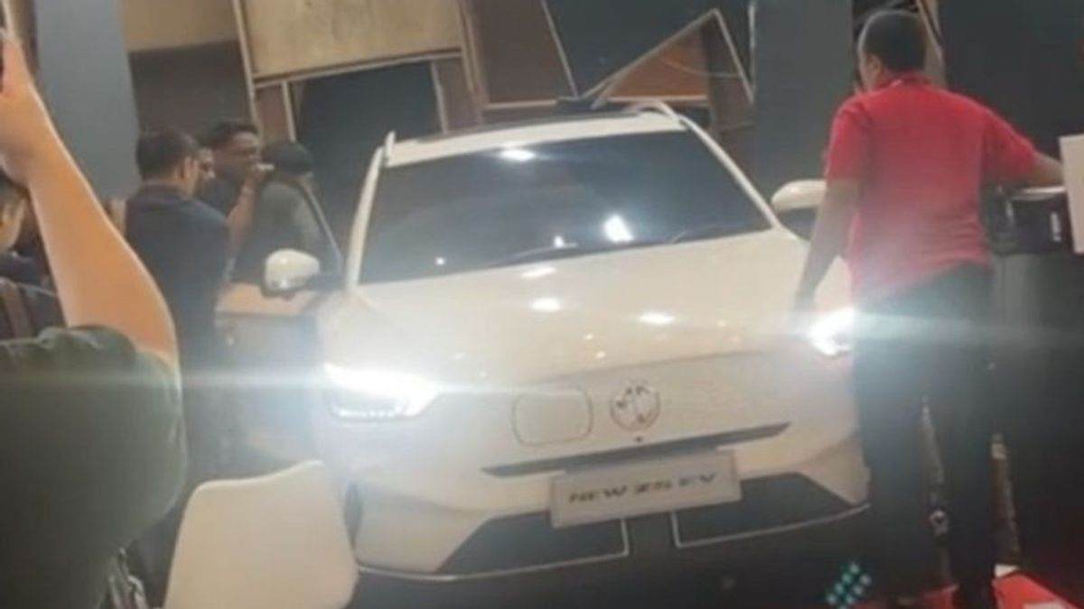 انهارت منطقة جناح السيارات MG في GIIAS Bandung بسبب أعمال الزوار ، ضحايا الإصابات الطفيفة