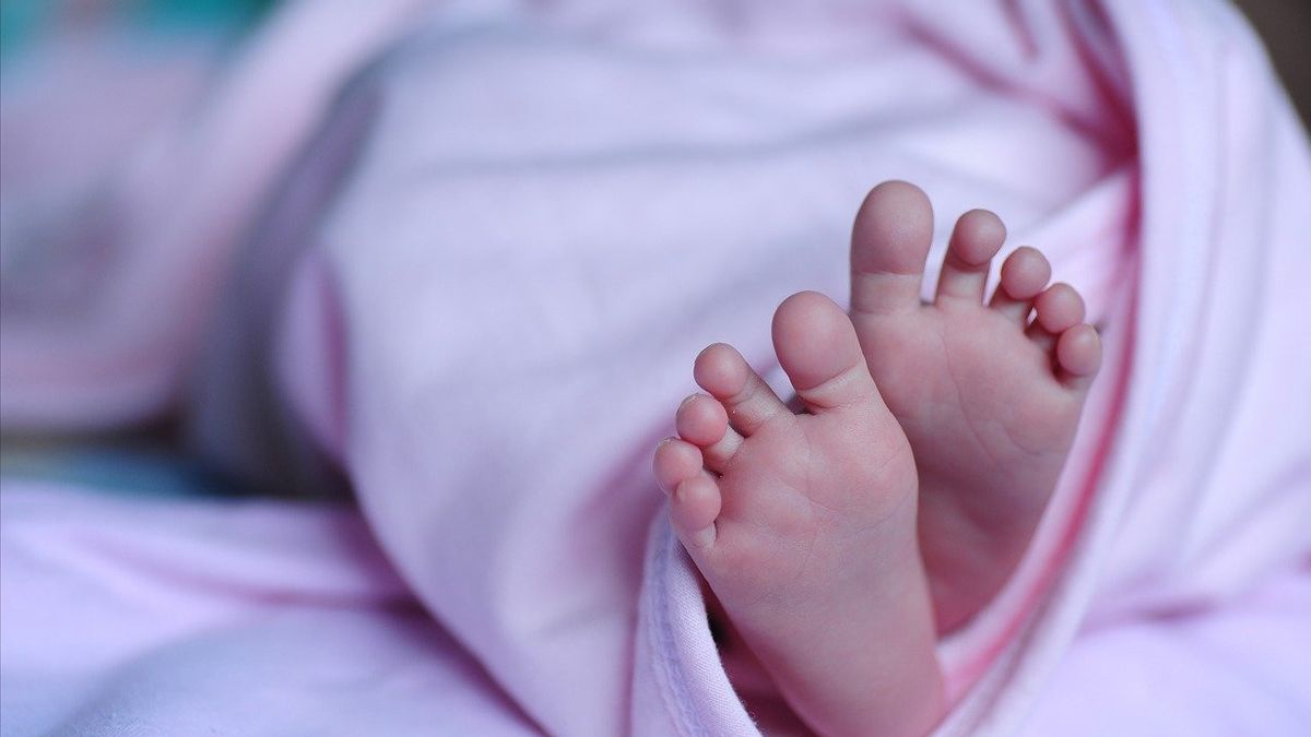 バタム州で1,100万ルピアの赤ちゃんを売買した2人の女性が警察に逮捕