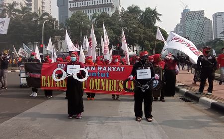 Tolak UU Cipta Kerja, Massa Buruh FSPASI Bawa Replika Borgol dan Korek Kuping